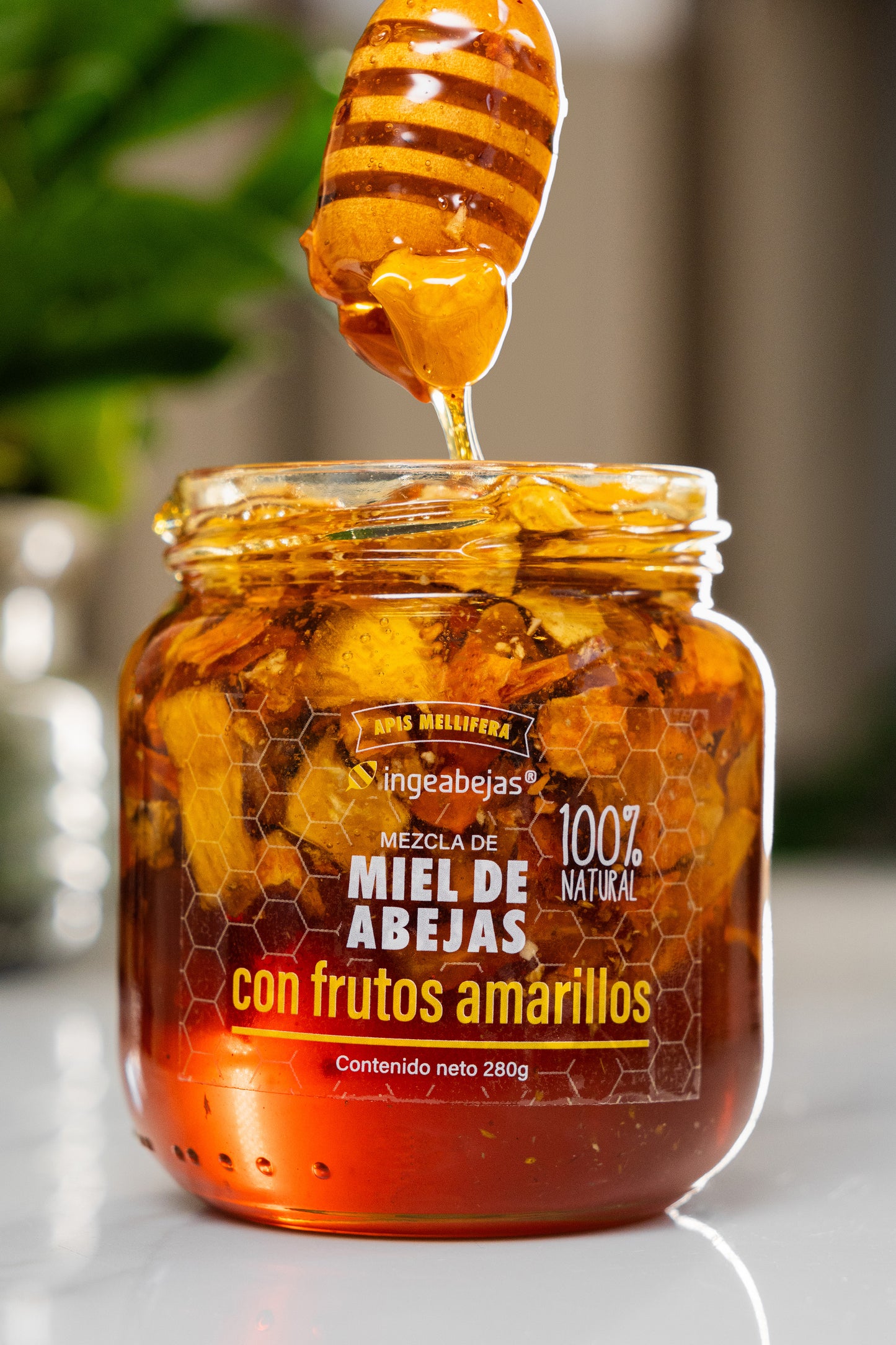 Miel de abejas con frutos amarillos