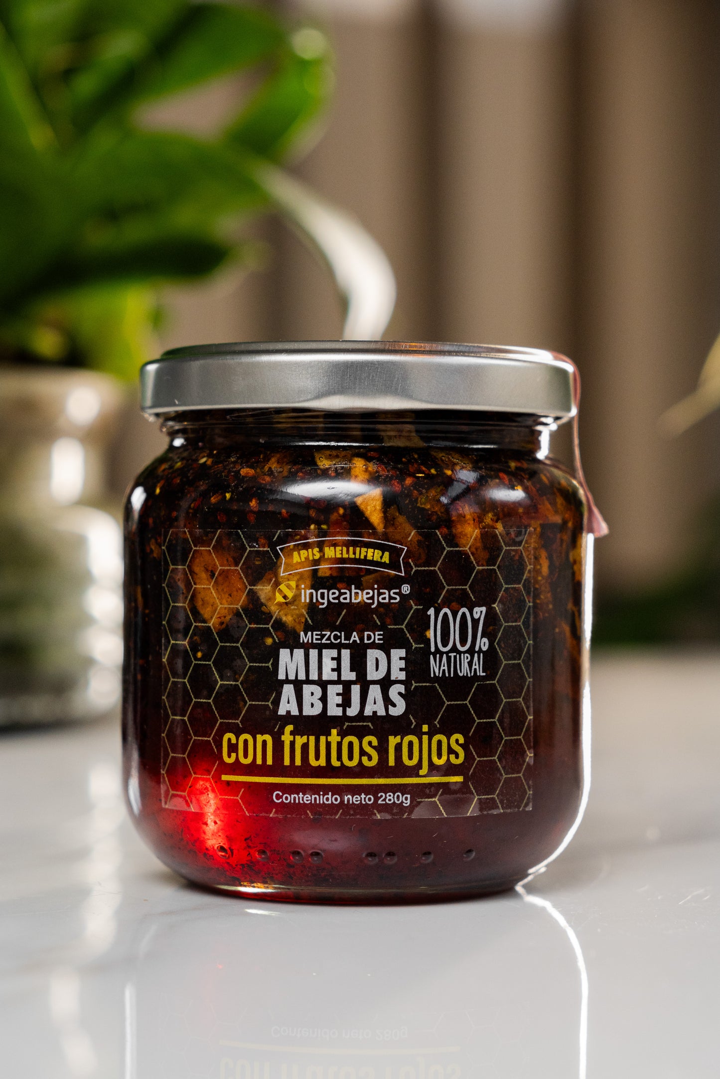 Miel de abejas con frutos rojos