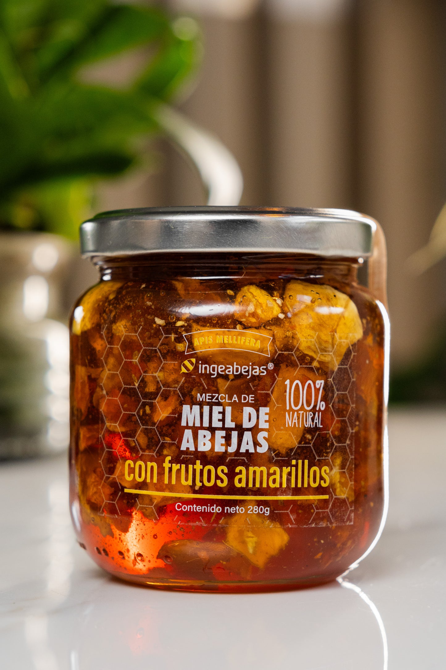 Miel de abejas con frutos amarillos