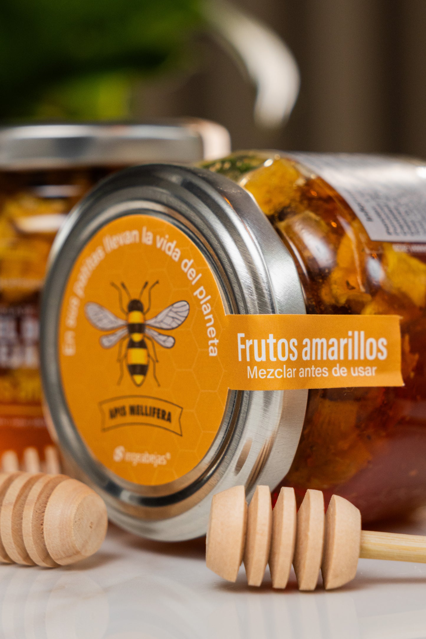 Miel de abejas con frutos amarillos